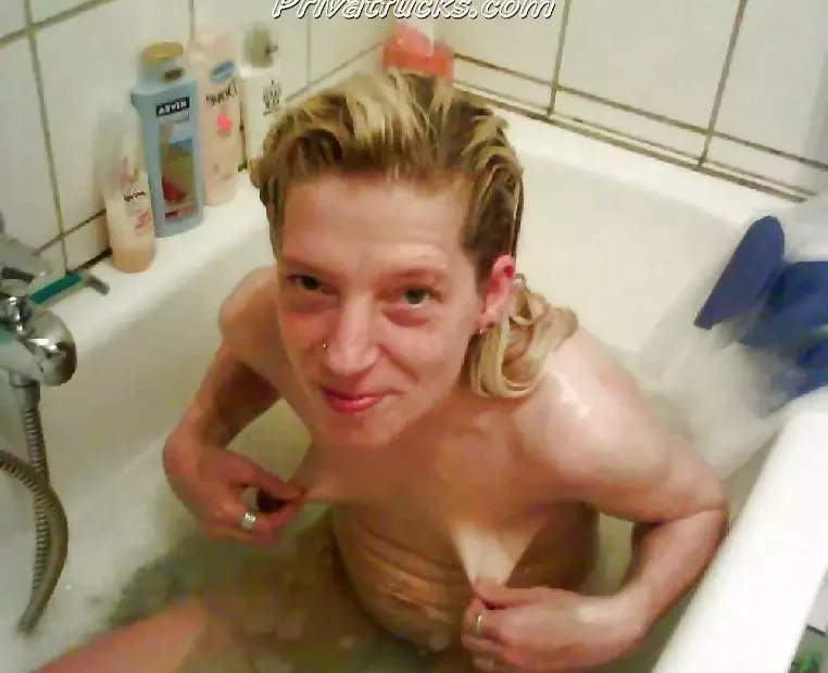 hässliche Frau mit Flachtitten in der Badewanne